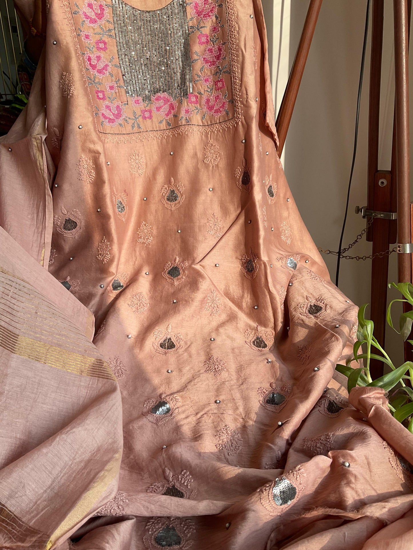Ensemble Kurta en pure soie de Chanderi avec motifs Chikankari, encolure ornée de broderies au point de croix et de sequins, et dupatta brodé (ensemble de 3 pièces) (non cousu)