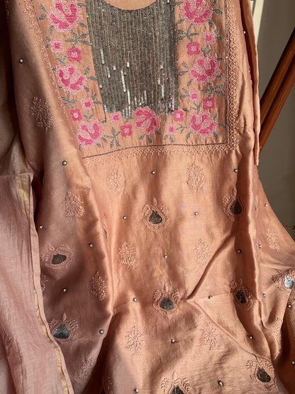 Ensemble Kurta en pure soie de Chanderi avec motifs Chikankari, encolure ornée de broderies au point de croix et de sequins, et dupatta brodé (ensemble de 3 pièces) (non cousu)