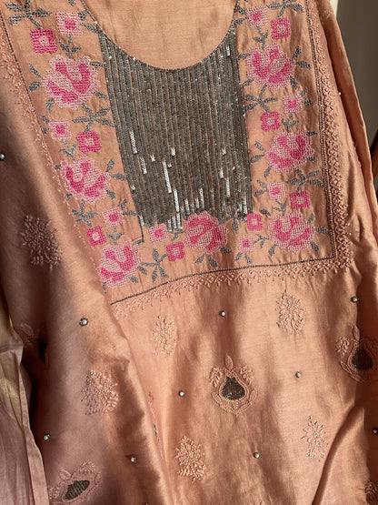 Ensemble Kurta en pure soie de Chanderi avec motifs Chikankari, encolure ornée de broderies au point de croix et de sequins, et dupatta brodé (ensemble de 3 pièces) (non cousu)