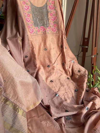 Ensemble Kurta en pure soie de Chanderi avec motifs Chikankari, encolure ornée de broderies au point de croix et de sequins, et dupatta brodé (ensemble de 3 pièces) (non cousu)