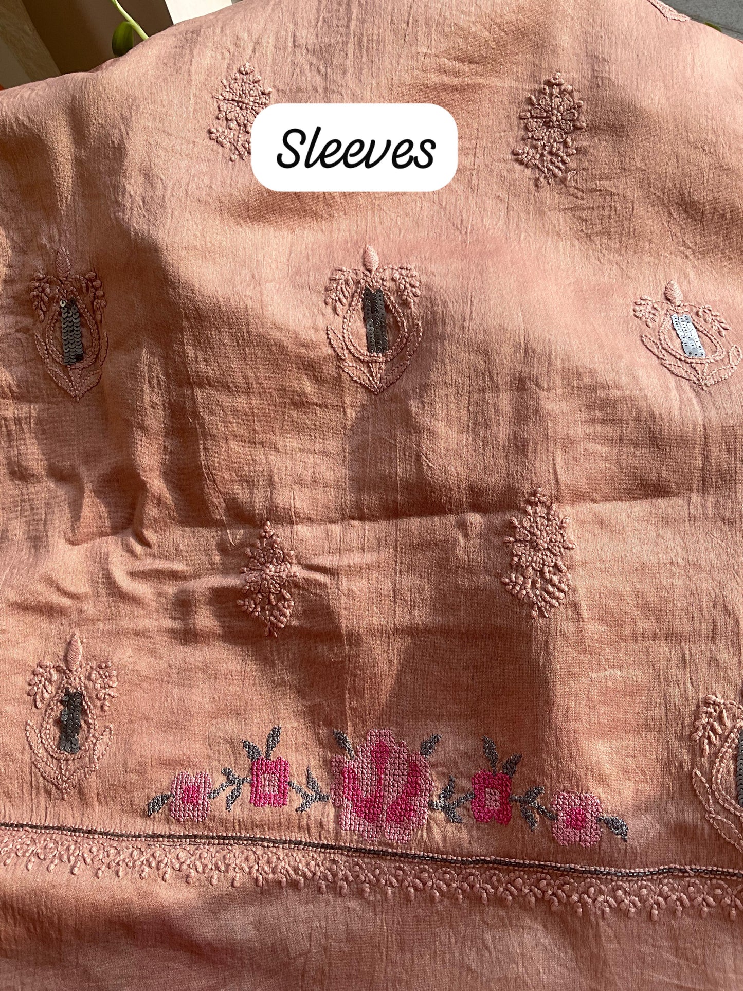 Ensemble Kurta en pure soie de Chanderi avec motifs Chikankari, encolure ornée de broderies au point de croix et de sequins, et dupatta brodé (ensemble de 3 pièces) (non cousu)