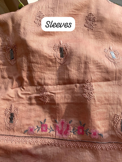 Ensemble Kurta en pure soie de Chanderi avec motifs Chikankari, encolure ornée de broderies au point de croix et de sequins, et dupatta brodé (ensemble de 3 pièces) (non cousu)