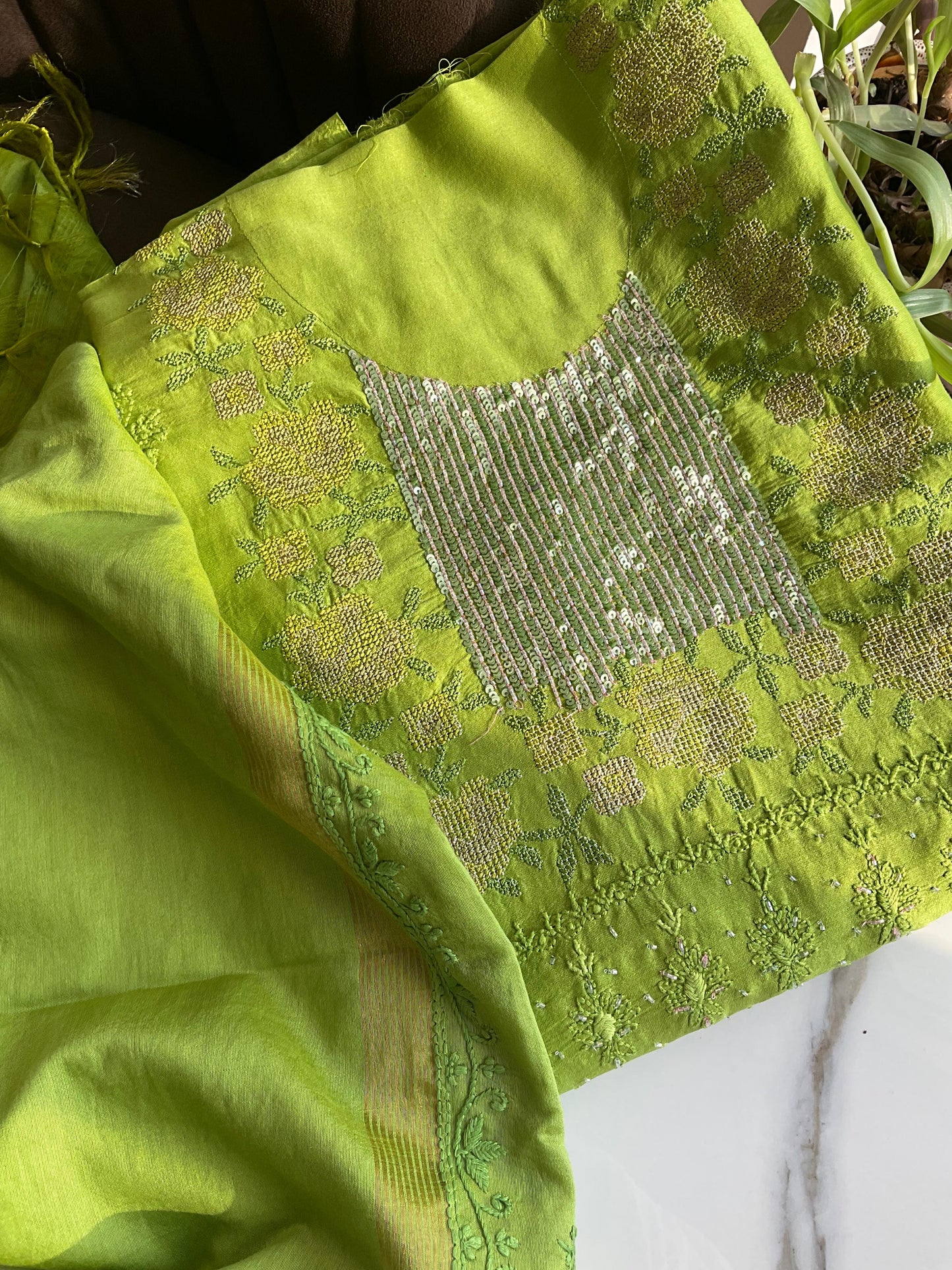 Ensemble Kurta en Soie Pure Chanderi avec Panneau Brodé Chikankari & Encolure Point de Croix Pailleté avec Dupatta Brodé (Ensemble de 3) (Non cousu)