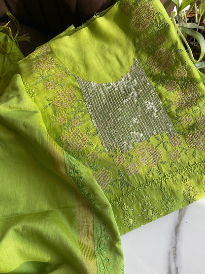 Ensemble Kurta en Soie Pure Chanderi avec Panneau Brodé Chikankari & Encolure Point de Croix Pailleté avec Dupatta Brodé (Ensemble de 3) (Non cousu)