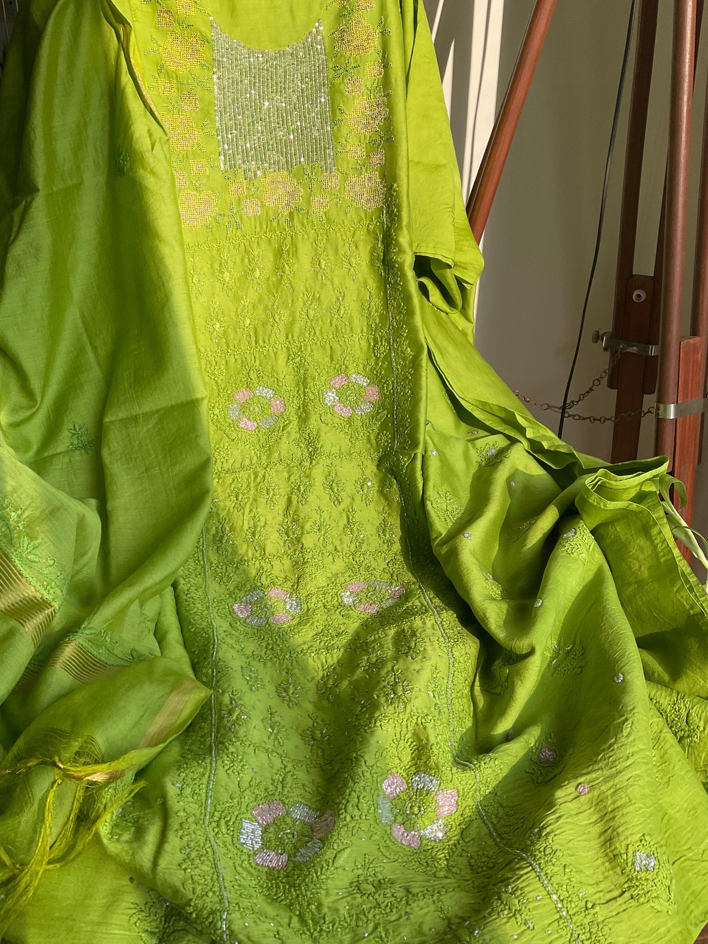 Ensemble Kurta en Soie Pure Chanderi avec Panneau Brodé Chikankari & Encolure Point de Croix Pailleté avec Dupatta Brodé (Ensemble de 3) (Non cousu)