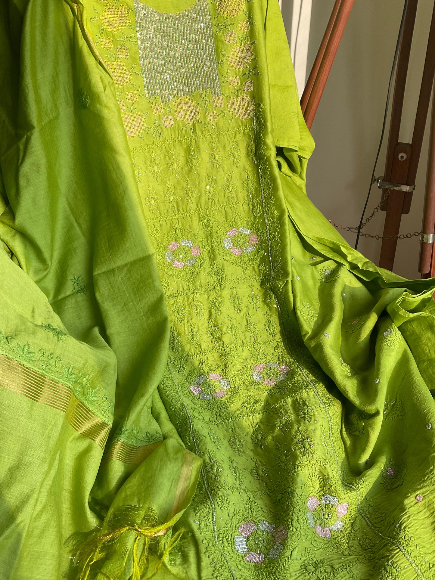 Ensemble Kurta en Soie Pure Chanderi avec Panneau Brodé Chikankari & Encolure Point de Croix Pailleté avec Dupatta Brodé (Ensemble de 3) (Non cousu)