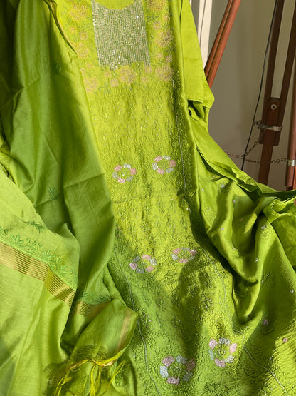 Ensemble Kurta en Soie Pure Chanderi avec Panneau Brodé Chikankari & Encolure Point de Croix Pailleté avec Dupatta Brodé (Ensemble de 3) (Non cousu)