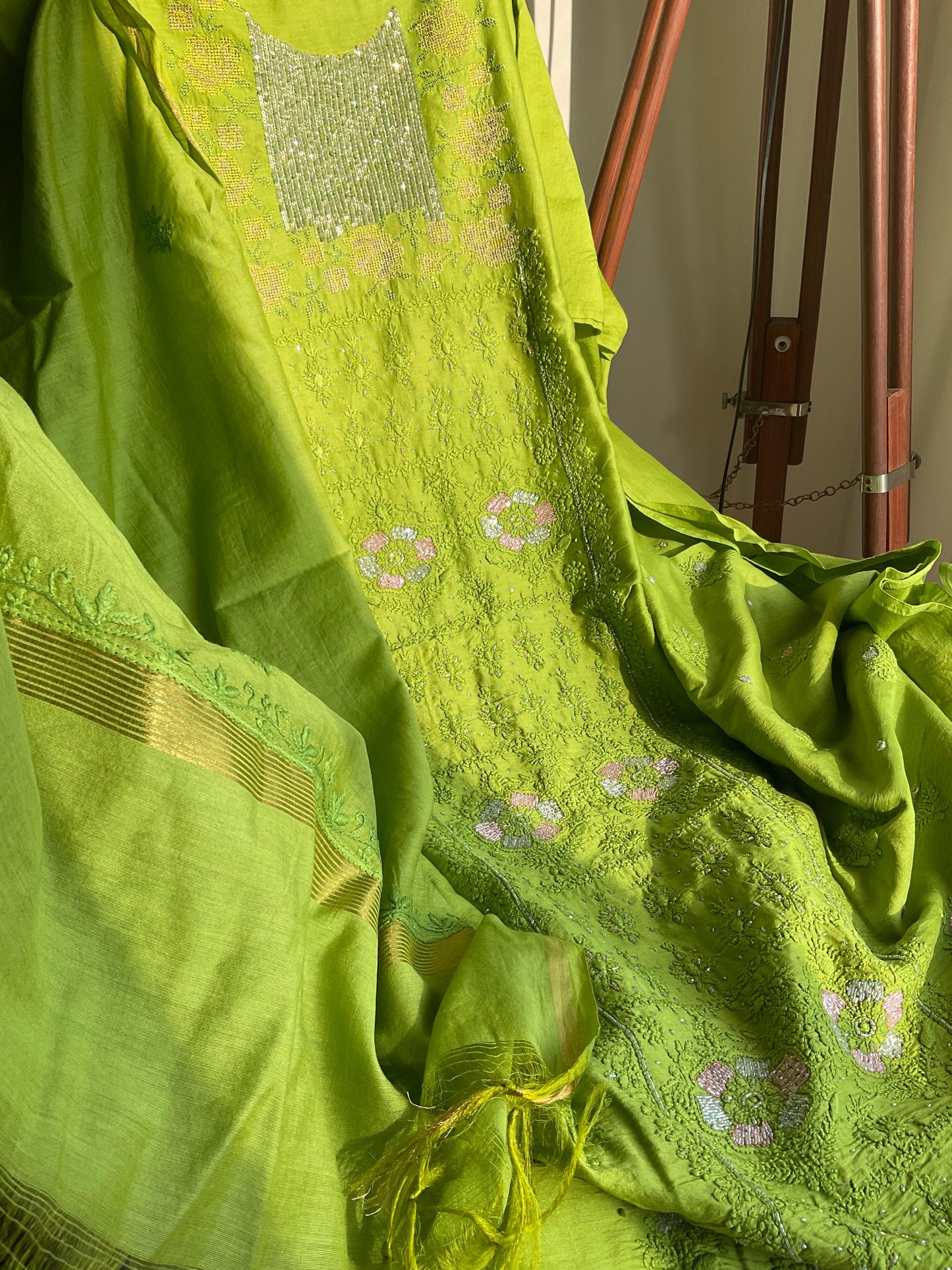 Ensemble Kurta en Soie Pure Chanderi avec Panneau Brodé Chikankari & Encolure Point de Croix Pailleté avec Dupatta Brodé (Ensemble de 3) (Non cousu)