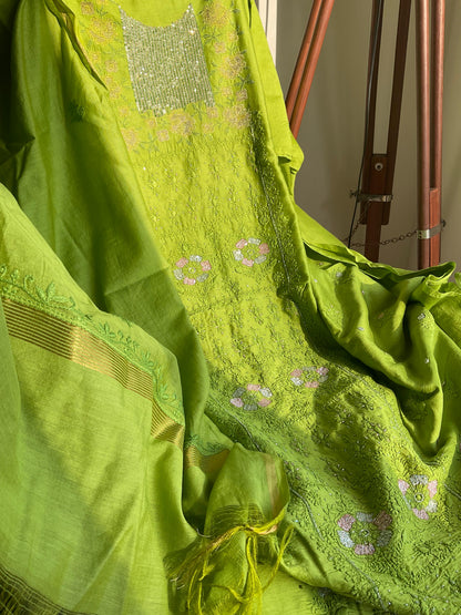 Ensemble Kurta en Soie Pure Chanderi avec Panneau Brodé Chikankari & Encolure Point de Croix Pailleté avec Dupatta Brodé (Ensemble de 3) (Non cousu)