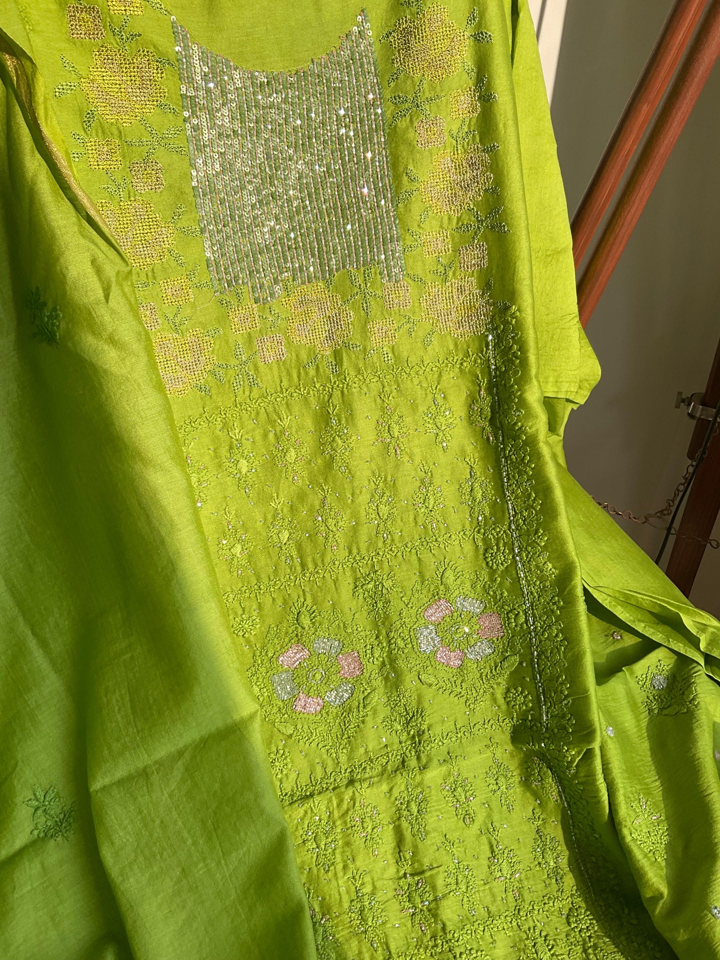 Ensemble Kurta en Soie Pure Chanderi avec Panneau Brodé Chikankari & Encolure Point de Croix Pailleté avec Dupatta Brodé (Ensemble de 3) (Non cousu)