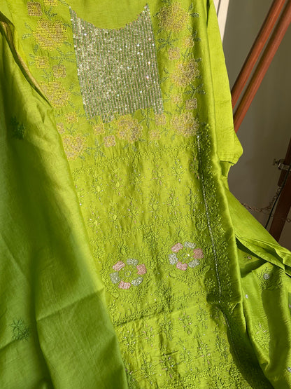 Ensemble Kurta en Soie Pure Chanderi avec Panneau Brodé Chikankari & Encolure Point de Croix Pailleté avec Dupatta Brodé (Ensemble de 3) (Non cousu)