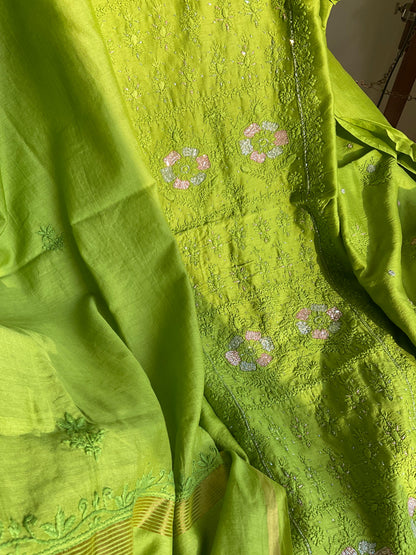 Ensemble Kurta en Soie Pure Chanderi avec Panneau Brodé Chikankari & Encolure Point de Croix Pailleté avec Dupatta Brodé (Ensemble de 3) (Non cousu)