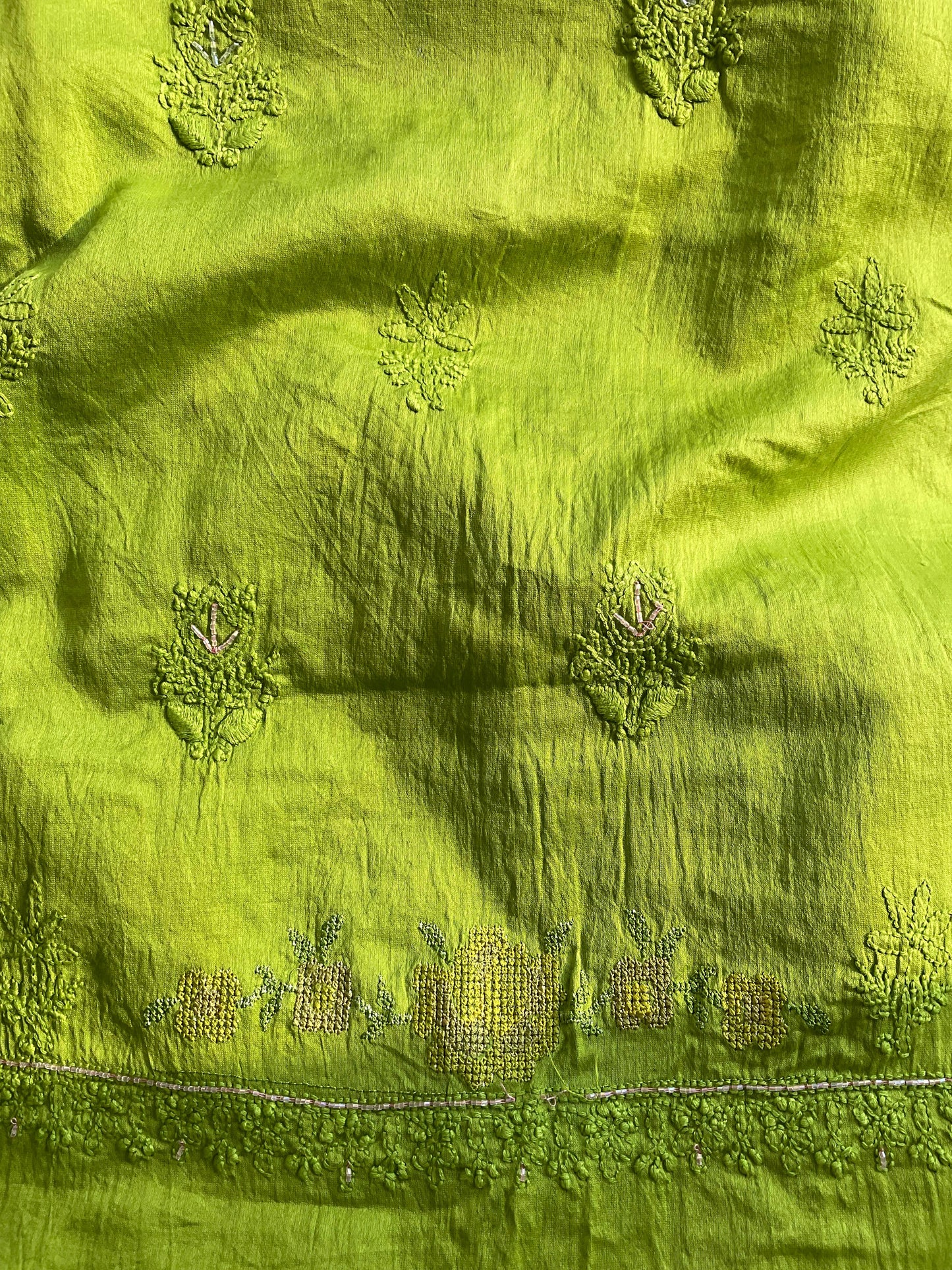 Ensemble Kurta en Soie Pure Chanderi avec Panneau Brodé Chikankari & Encolure Point de Croix Pailleté avec Dupatta Brodé (Ensemble de 3) (Non cousu)