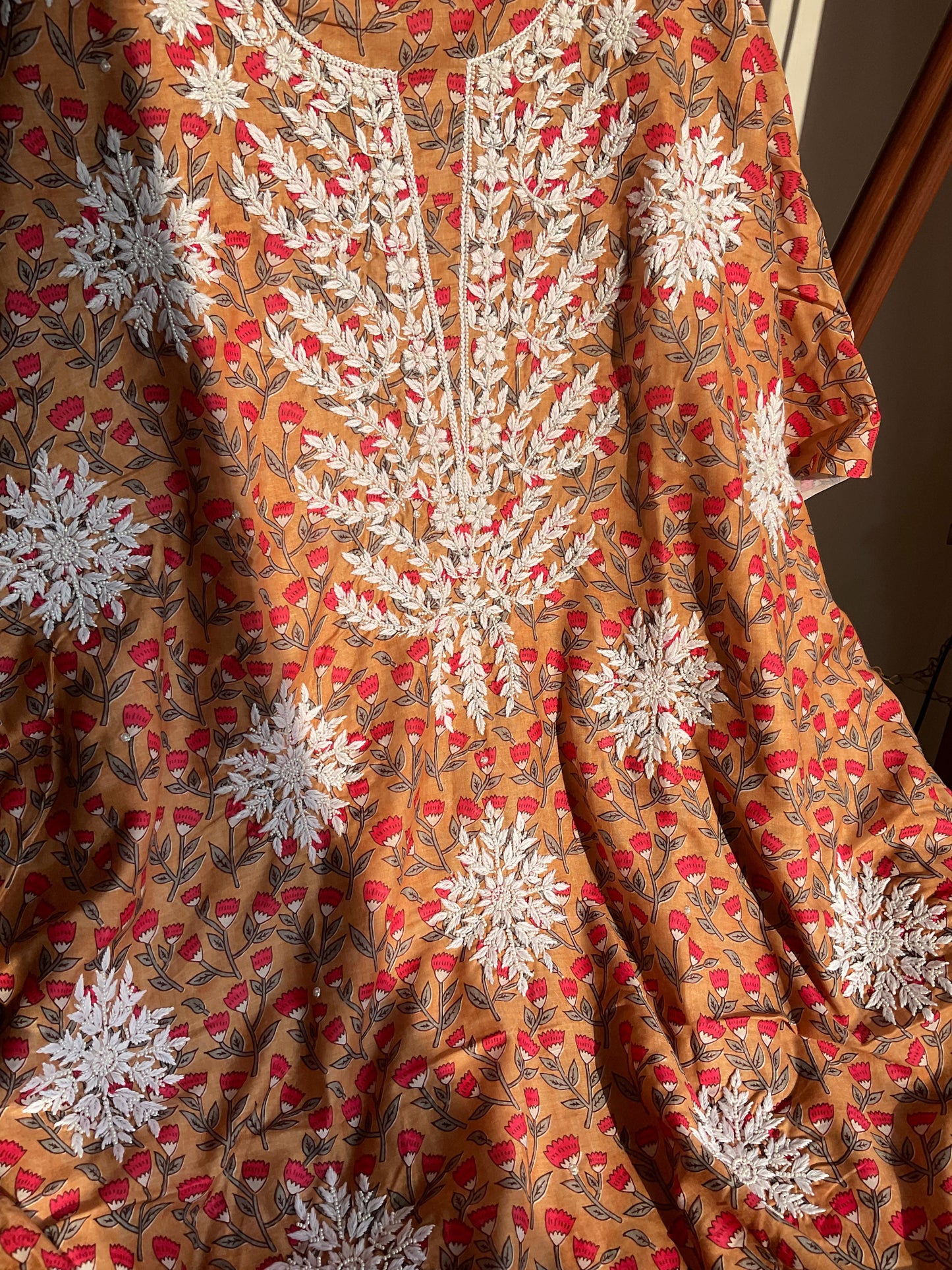 Kurta en pur coton Mul avec broderie Chikankari et motifs floraux imprimés (Pièce unique) (Non cousu)