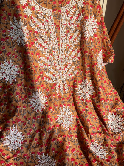 Kurta en pur coton Mul avec broderie Chikankari et motifs floraux imprimés (Pièce unique) (Non cousu)