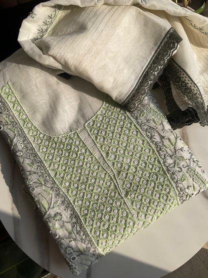 Ensemble Kurta Mulmul avec empiècements brodés Chikankari et perles-Cutdana avec Dupatta brodé (Ensemble de 3) (Non cousu)