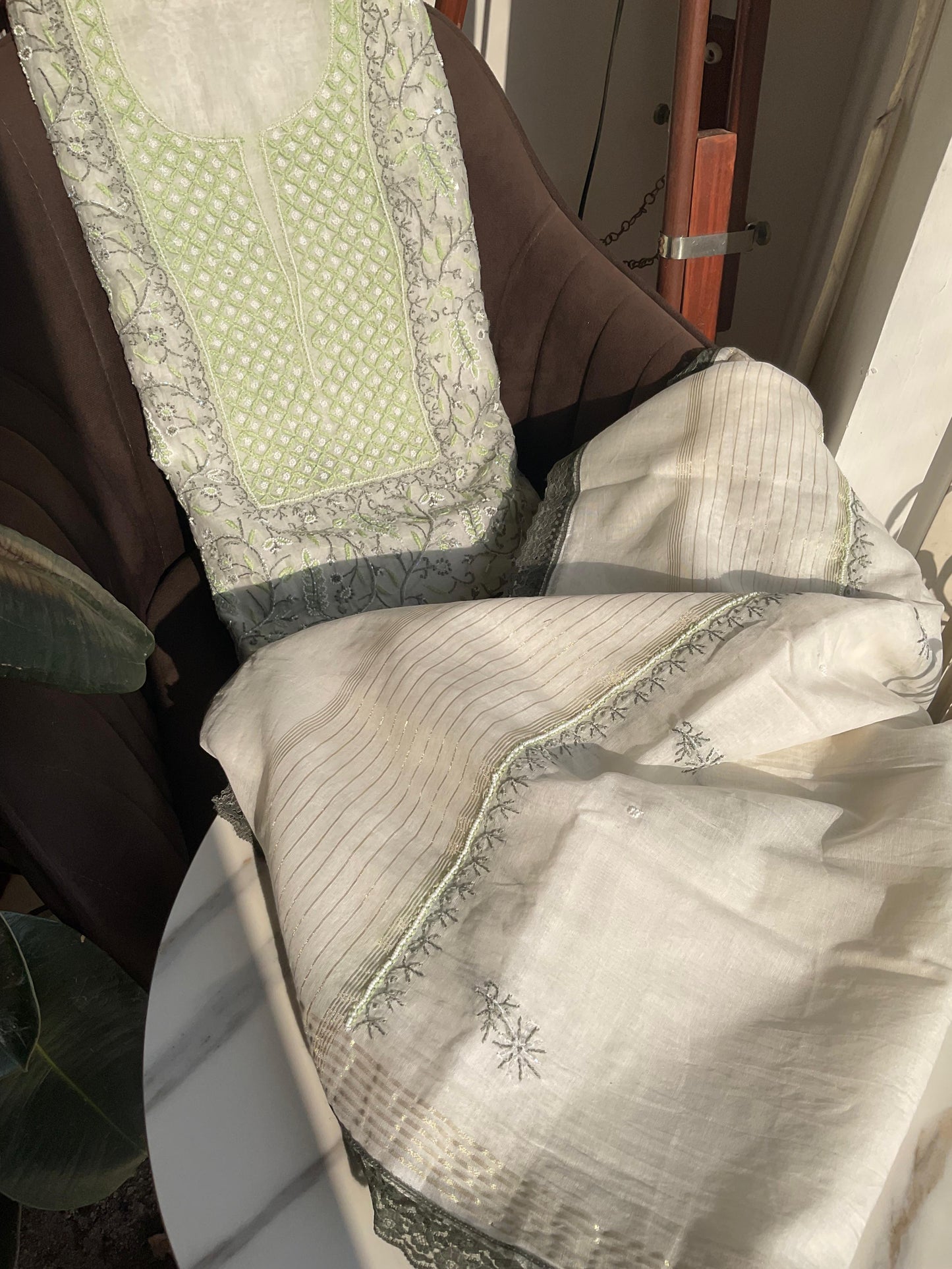 Ensemble Kurta Mulmul avec empiècements brodés Chikankari et perles-Cutdana avec Dupatta brodé (Ensemble de 3) (Non cousu)