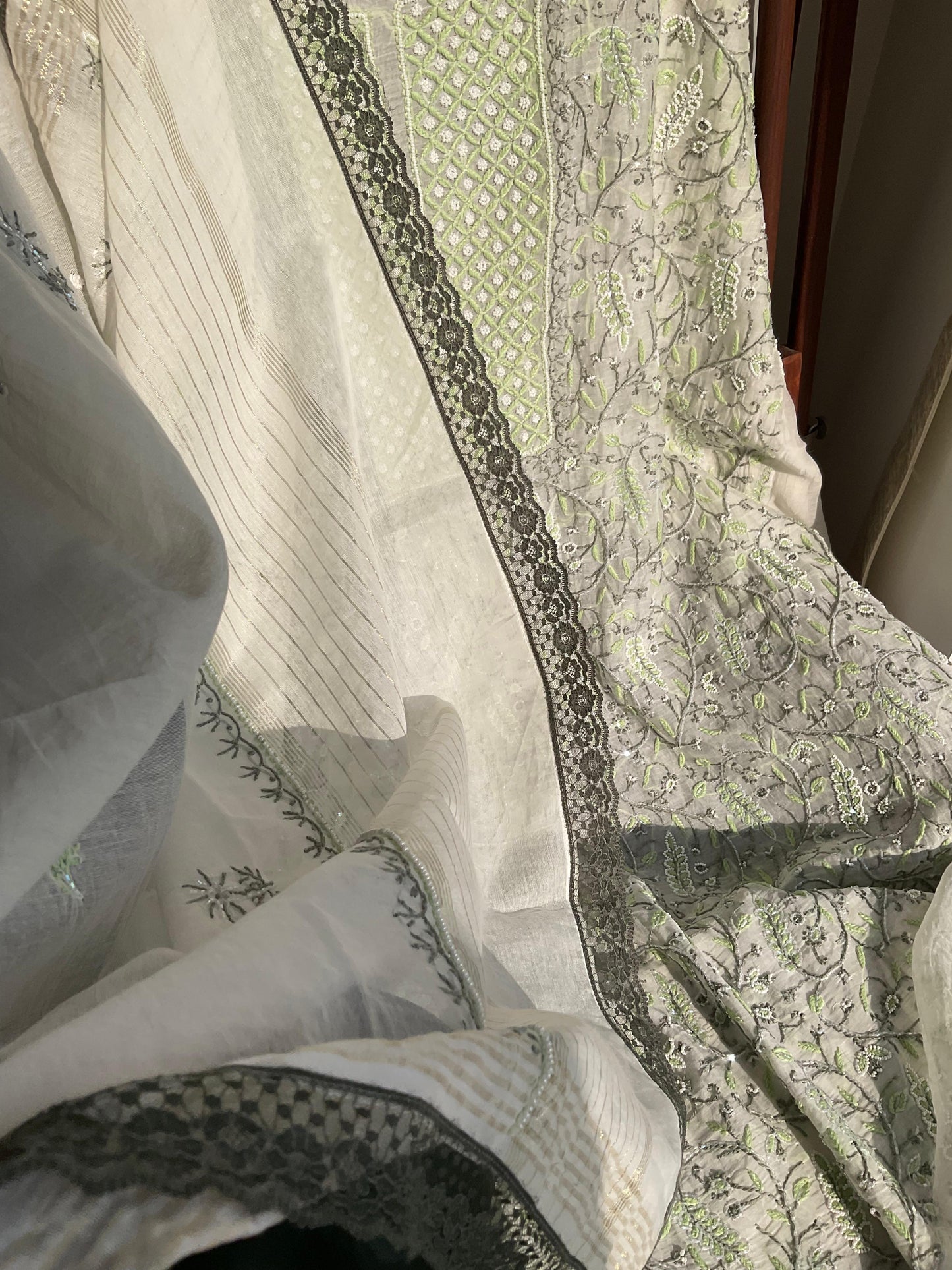 Ensemble Kurta Mulmul avec empiècements brodés Chikankari et perles-Cutdana avec Dupatta brodé (Ensemble de 3) (Non cousu)