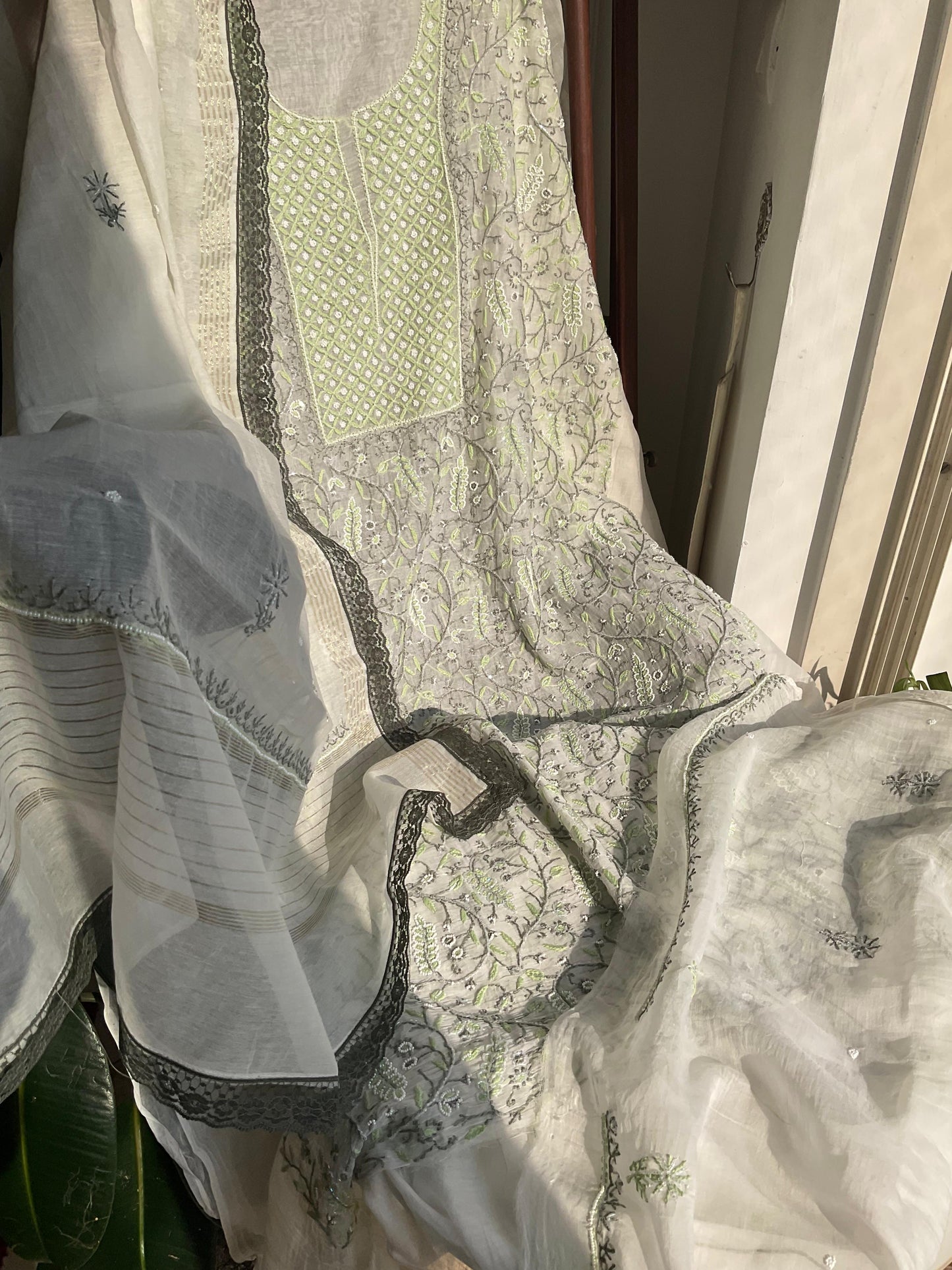 Ensemble Kurta Mulmul avec empiècements brodés Chikankari et perles-Cutdana avec Dupatta brodé (Ensemble de 3) (Non cousu)