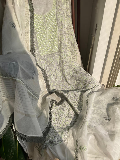 Ensemble Kurta Mulmul avec empiècements brodés Chikankari et perles-Cutdana avec Dupatta brodé (Ensemble de 3) (Non cousu)