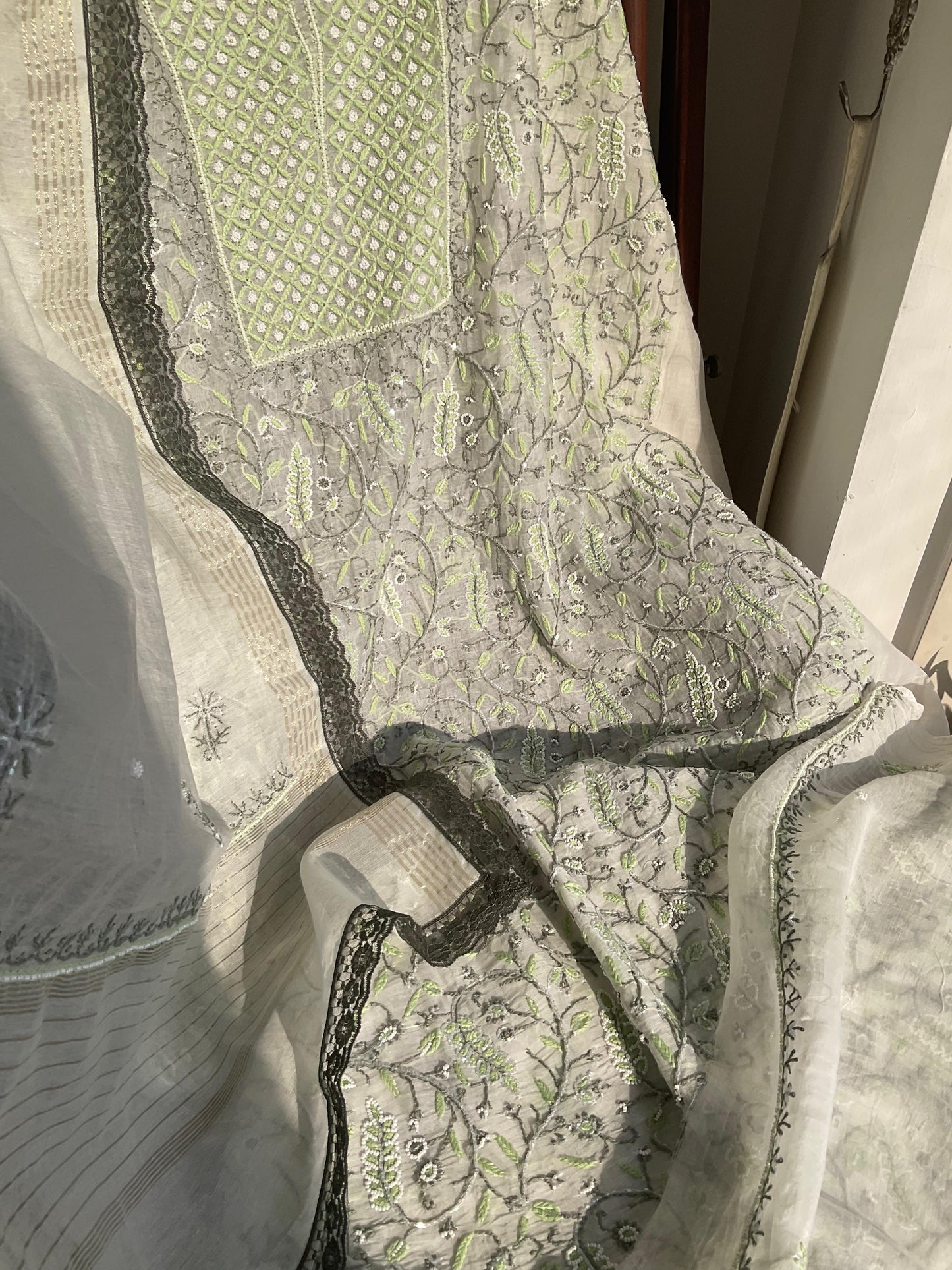 Ensemble Kurta Mulmul avec empiècements brodés Chikankari et perles-Cutdana avec Dupatta brodé (Ensemble de 3) (Non cousu)
