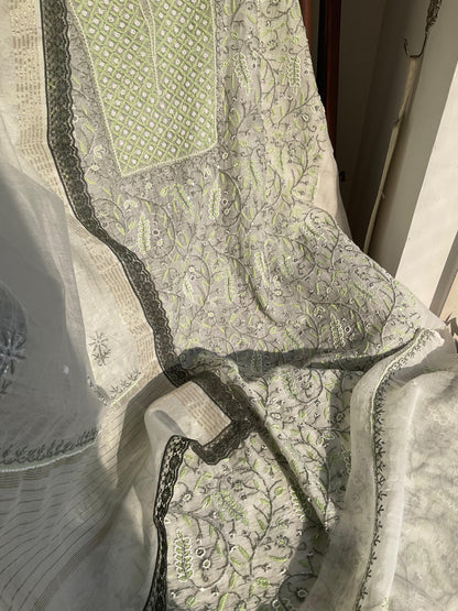 Ensemble Kurta Mulmul avec empiècements brodés Chikankari et perles-Cutdana avec Dupatta brodé (Ensemble de 3) (Non cousu)