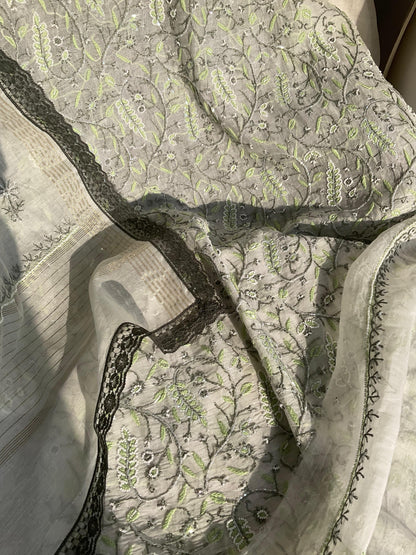 Ensemble Kurta Mulmul avec empiècements brodés Chikankari et perles-Cutdana avec Dupatta brodé (Ensemble de 3) (Non cousu)