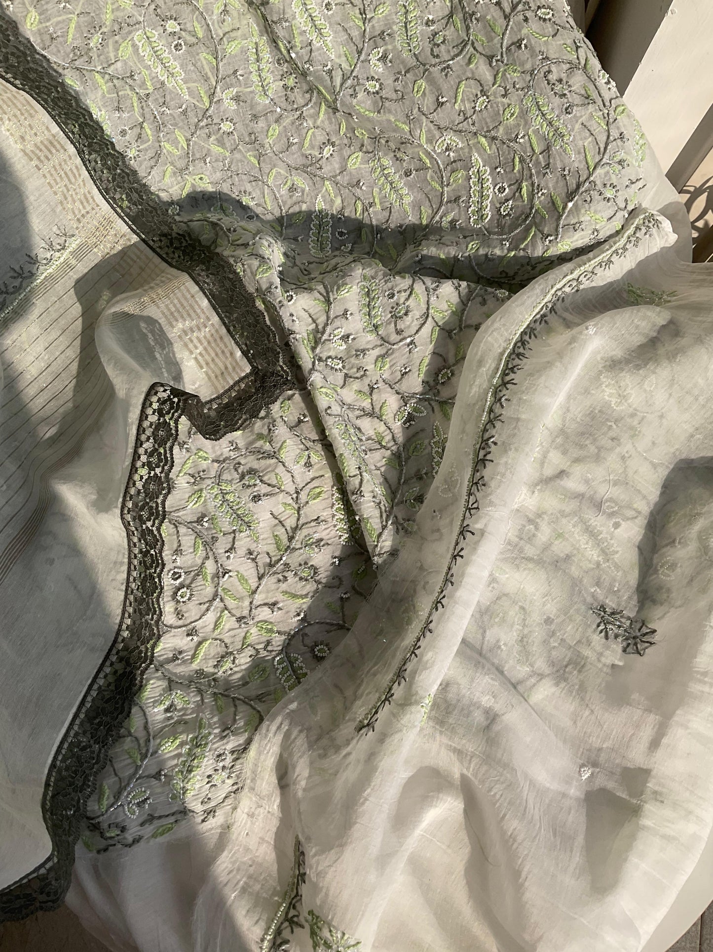 Ensemble Kurta Mulmul avec empiècements brodés Chikankari et perles-Cutdana avec Dupatta brodé (Ensemble de 3) (Non cousu)