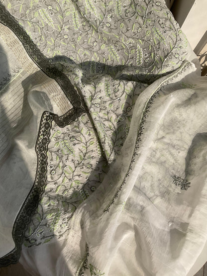 Ensemble Kurta Mulmul avec empiècements brodés Chikankari et perles-Cutdana avec Dupatta brodé (Ensemble de 3) (Non cousu)