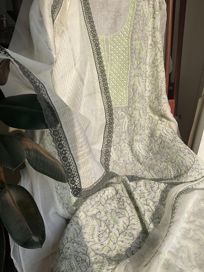 Ensemble Kurta Mulmul avec empiècements brodés Chikankari et perles-Cutdana avec Dupatta brodé (Ensemble de 3) (Non cousu)