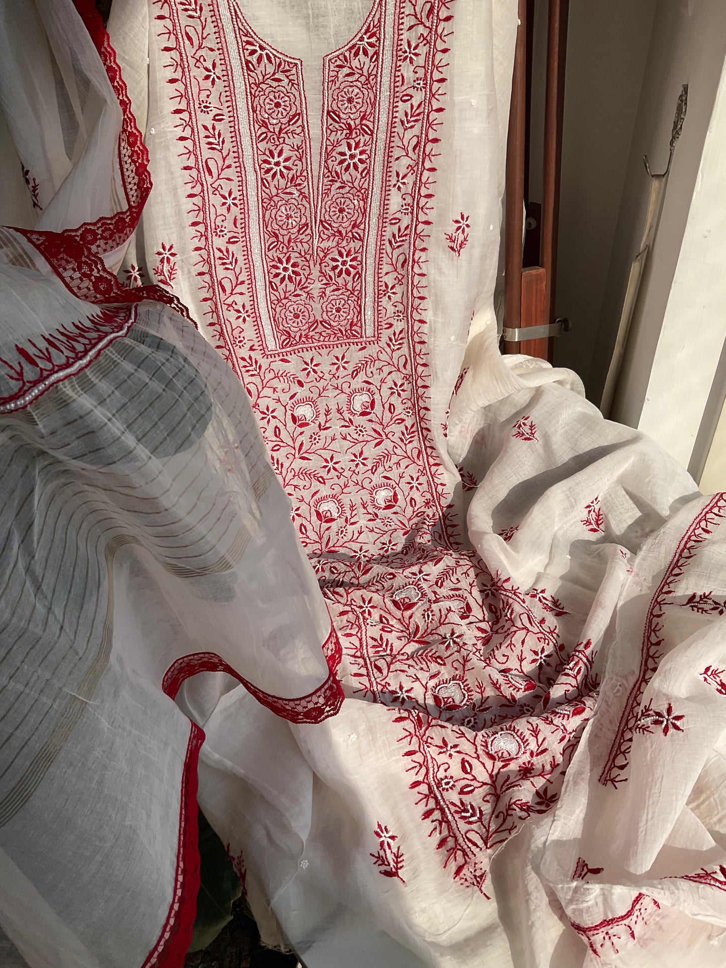 Ensemble Kurta Mulmul avec empiècements embellis Chikankari et perles-cutdana, et dupatta bordé de dentelle (Ensemble de 3) (Non cousu)
