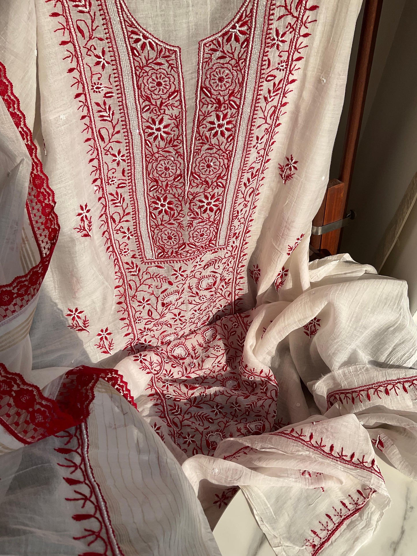 Ensemble Kurta Mulmul avec empiècements embellis Chikankari et perles-cutdana, et dupatta bordé de dentelle (Ensemble de 3) (Non cousu)