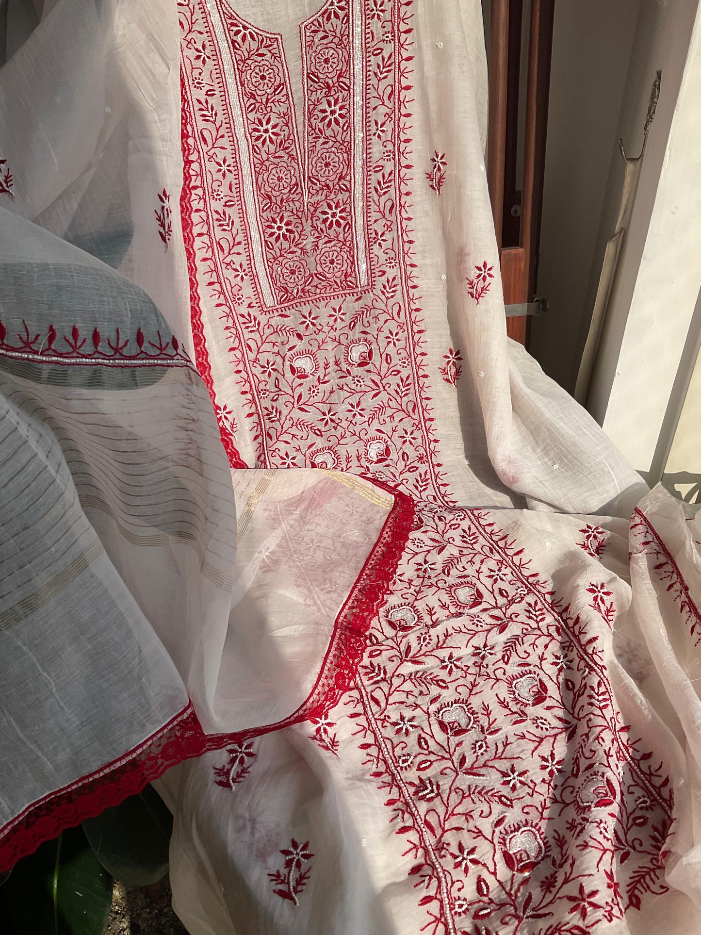Ensemble Kurta Mulmul avec empiècements embellis Chikankari et perles-cutdana, et dupatta bordé de dentelle (Ensemble de 3) (Non cousu)