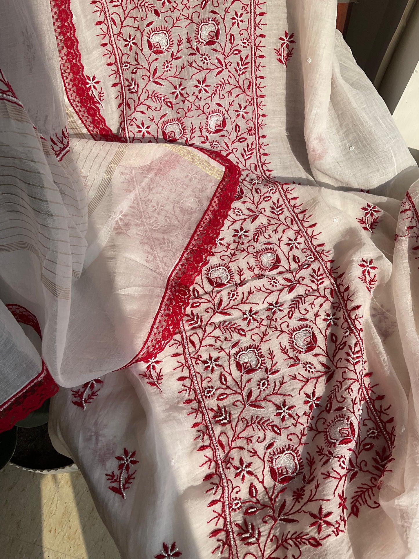 Ensemble Kurta Mulmul avec empiècements embellis Chikankari et perles-cutdana, et dupatta bordé de dentelle (Ensemble de 3) (Non cousu)