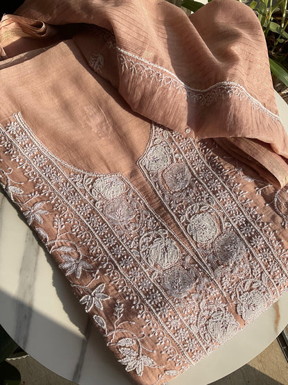 Ensemble Kurta Mulmul avec Panneaux Embellis Chikankari et Perles-Cutdana et Dupatta Brodé (Ensemble de 3) (Non Cousu)