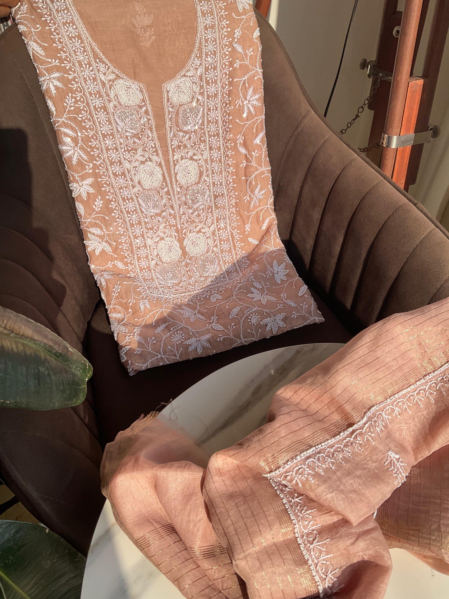 Ensemble Kurta Mulmul avec Panneaux Embellis Chikankari et Perles-Cutdana et Dupatta Brodé (Ensemble de 3) (Non Cousu)