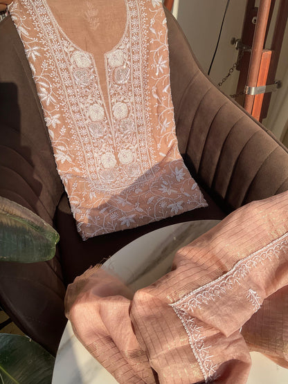 Ensemble Kurta Mulmul avec Panneaux Embellis Chikankari et Perles-Cutdana et Dupatta Brodé (Ensemble de 3) (Non Cousu)