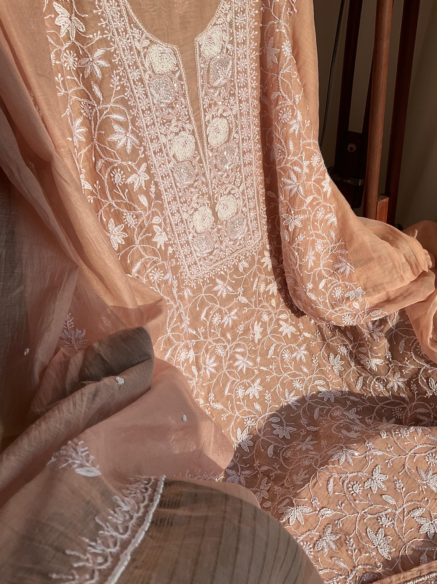 Ensemble Kurta Mulmul avec Panneaux Embellis Chikankari et Perles-Cutdana et Dupatta Brodé (Ensemble de 3) (Non Cousu)