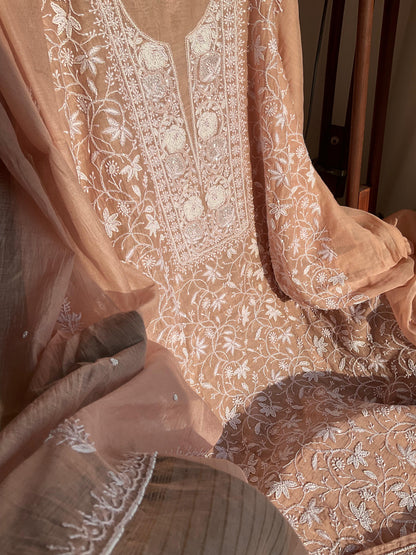 Ensemble Kurta Mulmul avec Panneaux Embellis Chikankari et Perles-Cutdana et Dupatta Brodé (Ensemble de 3) (Non Cousu)