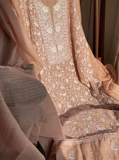 Ensemble Kurta Mulmul avec Panneaux Embellis Chikankari et Perles-Cutdana et Dupatta Brodé (Ensemble de 3) (Non Cousu)