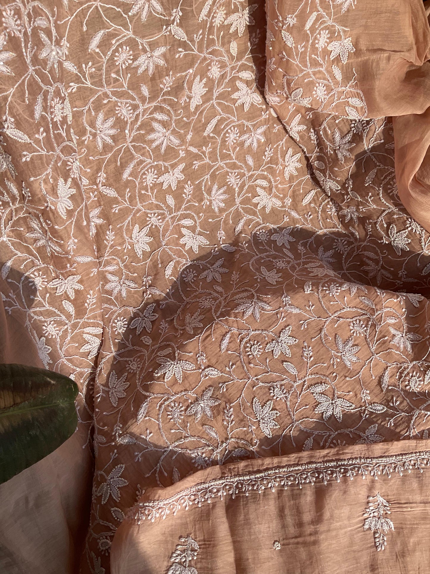 Ensemble Kurta Mulmul avec Panneaux Embellis Chikankari et Perles-Cutdana et Dupatta Brodé (Ensemble de 3) (Non Cousu)