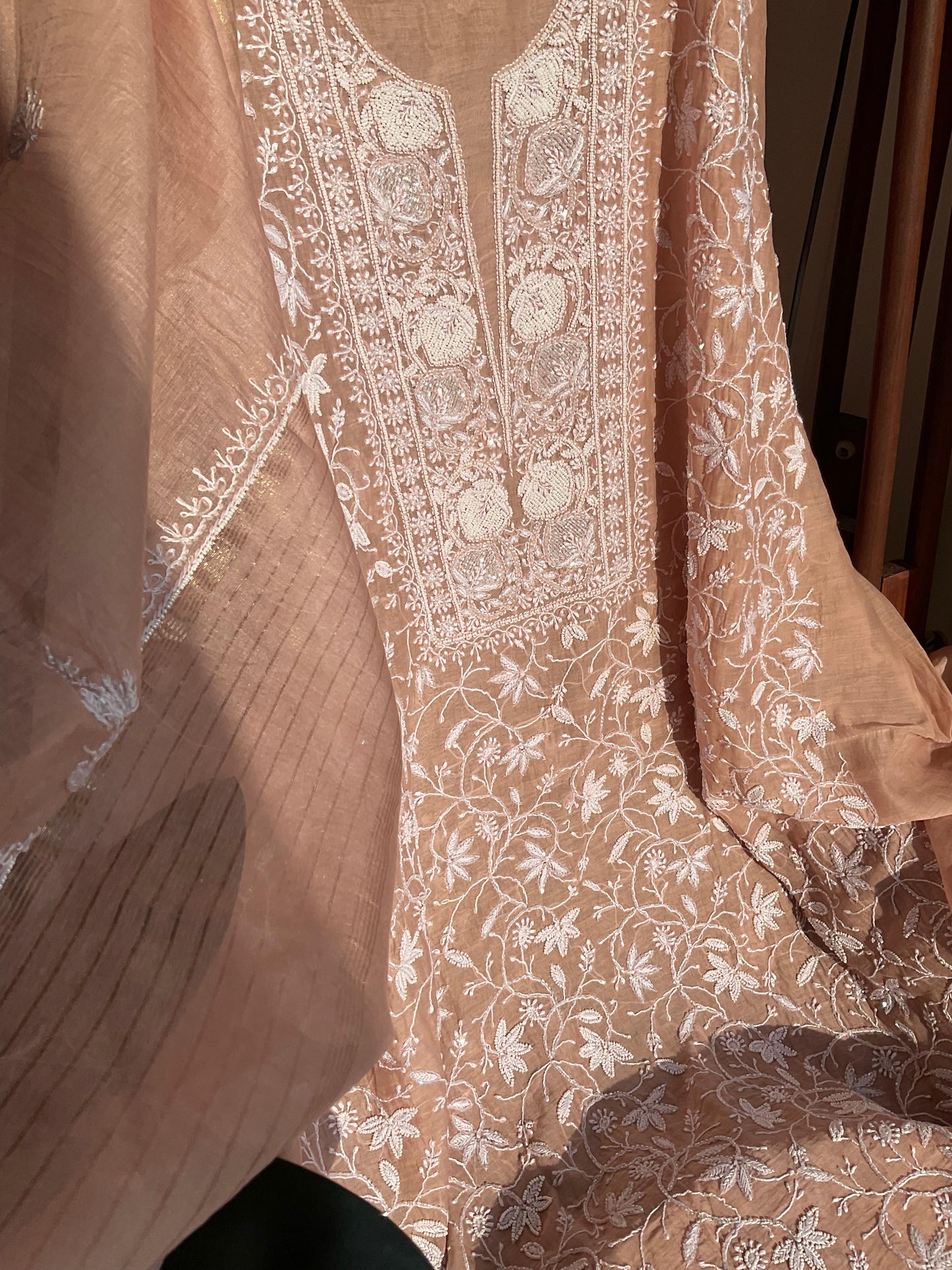 Ensemble Kurta Mulmul avec Panneaux Embellis Chikankari et Perles-Cutdana et Dupatta Brodé (Ensemble de 3) (Non Cousu)