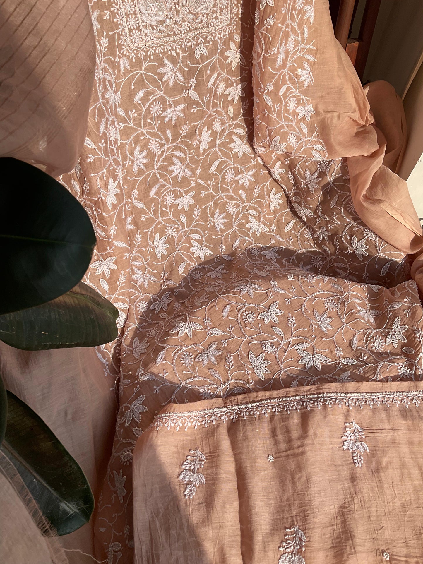 Ensemble Kurta Mulmul avec Panneaux Embellis Chikankari et Perles-Cutdana et Dupatta Brodé (Ensemble de 3) (Non Cousu)