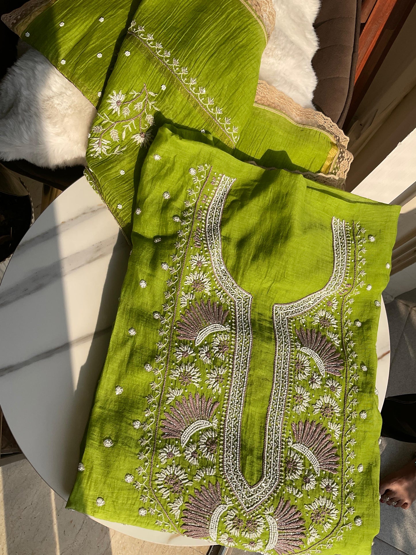 Ensemble de Costume en Pur Mulmul avec Chikankari Multicouche et Embellissements Perles-Cutdana, et Dupatta Brodé (Ensemble de 3) (Non Cousu)
