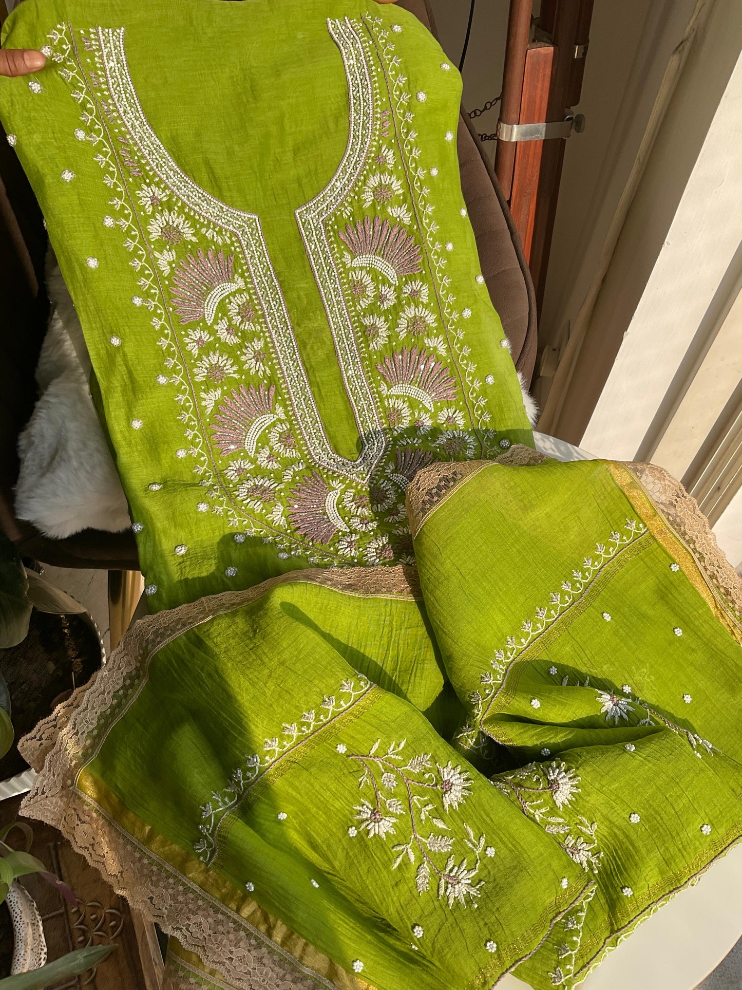 Ensemble de Costume en Pur Mulmul avec Chikankari Multicouche et Embellissements Perles-Cutdana, et Dupatta Brodé (Ensemble de 3) (Non Cousu)