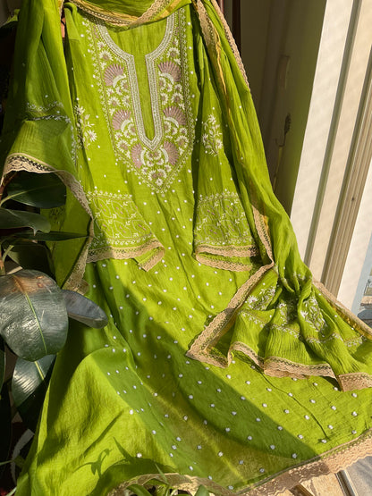 Ensemble de Costume en Pur Mulmul avec Chikankari Multicouche et Embellissements Perles-Cutdana, et Dupatta Brodé (Ensemble de 3) (Non Cousu)
