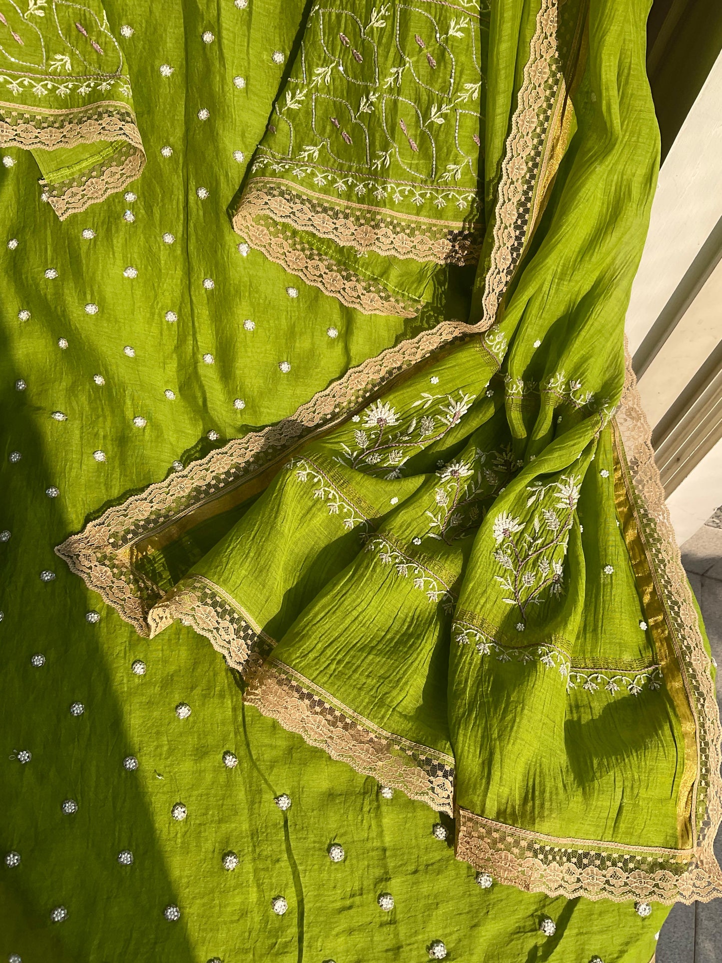 Ensemble de Costume en Pur Mulmul avec Chikankari Multicouche et Embellissements Perles-Cutdana, et Dupatta Brodé (Ensemble de 3) (Non Cousu)
