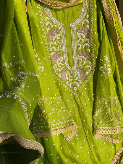 Ensemble de Costume en Pur Mulmul avec Chikankari Multicouche et Embellissements Perles-Cutdana, et Dupatta Brodé (Ensemble de 3) (Non Cousu)