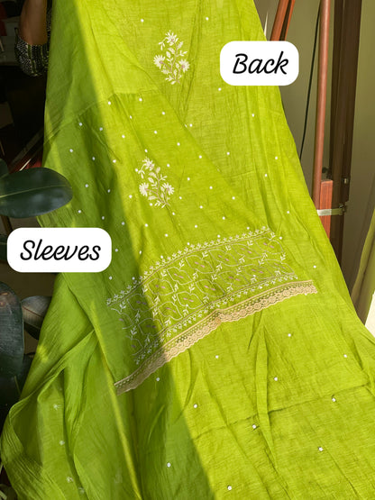 Ensemble de Costume en Pur Mulmul avec Chikankari Multicouche et Embellissements Perles-Cutdana, et Dupatta Brodé (Ensemble de 3) (Non Cousu)