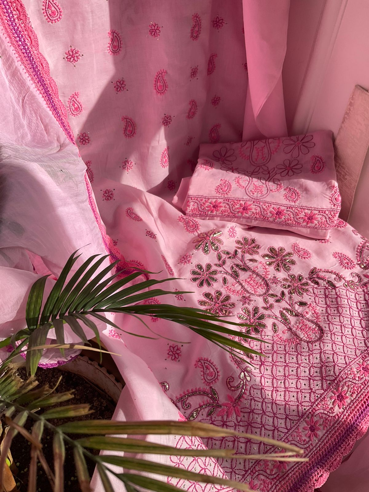 Ensemble Kurta en voile de pur coton avec broderies Chikankari et Mukaish et dupatta en mousseline (lot de 3) (non cousu)
